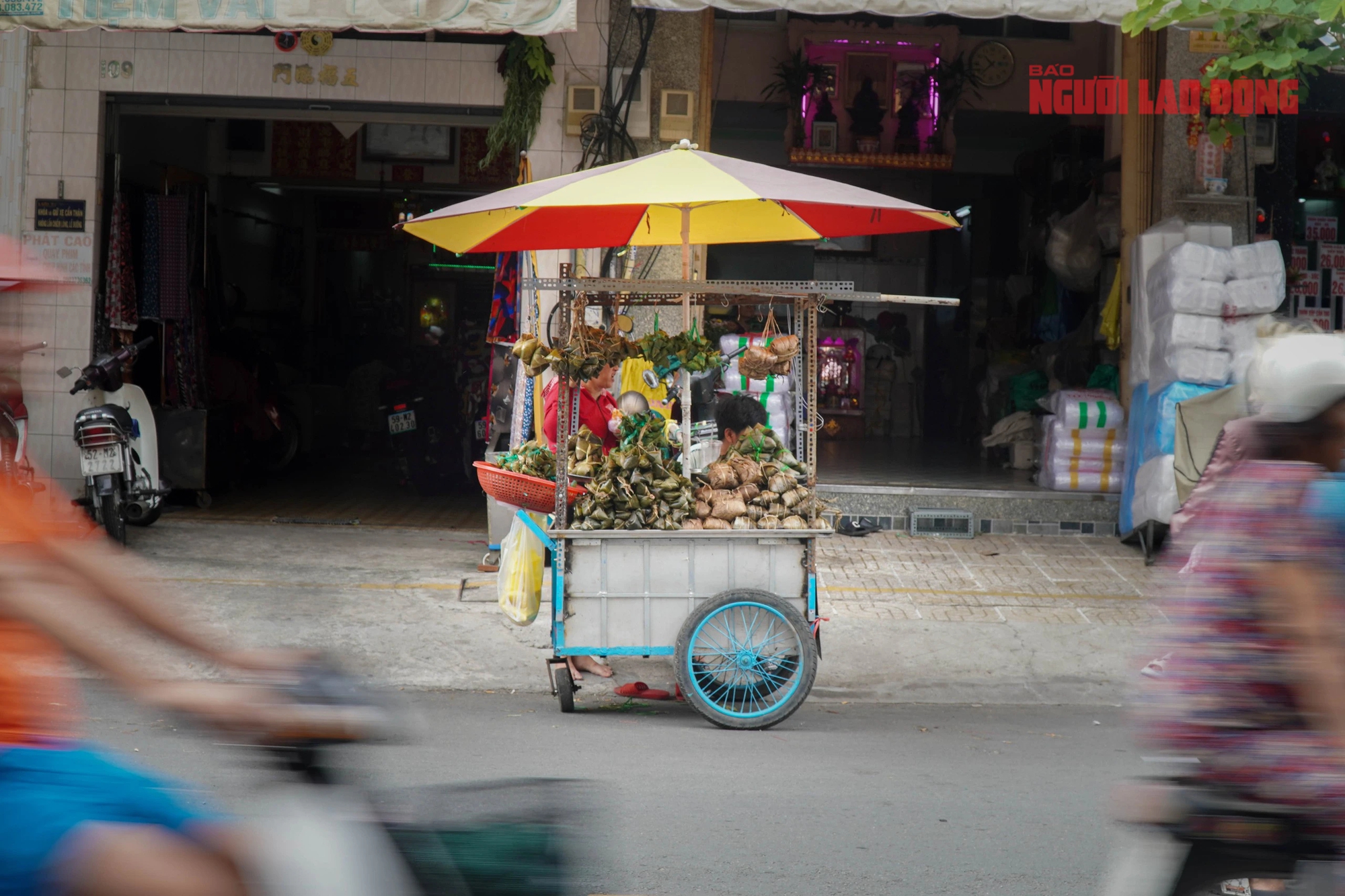 Chen ch&uacute;c mua tr&aacute;i c&acirc;y, b&aacute;nh &uacute;, thịt quay... c&uacute;ng Tết Đoan Ngọ- Ảnh 10.