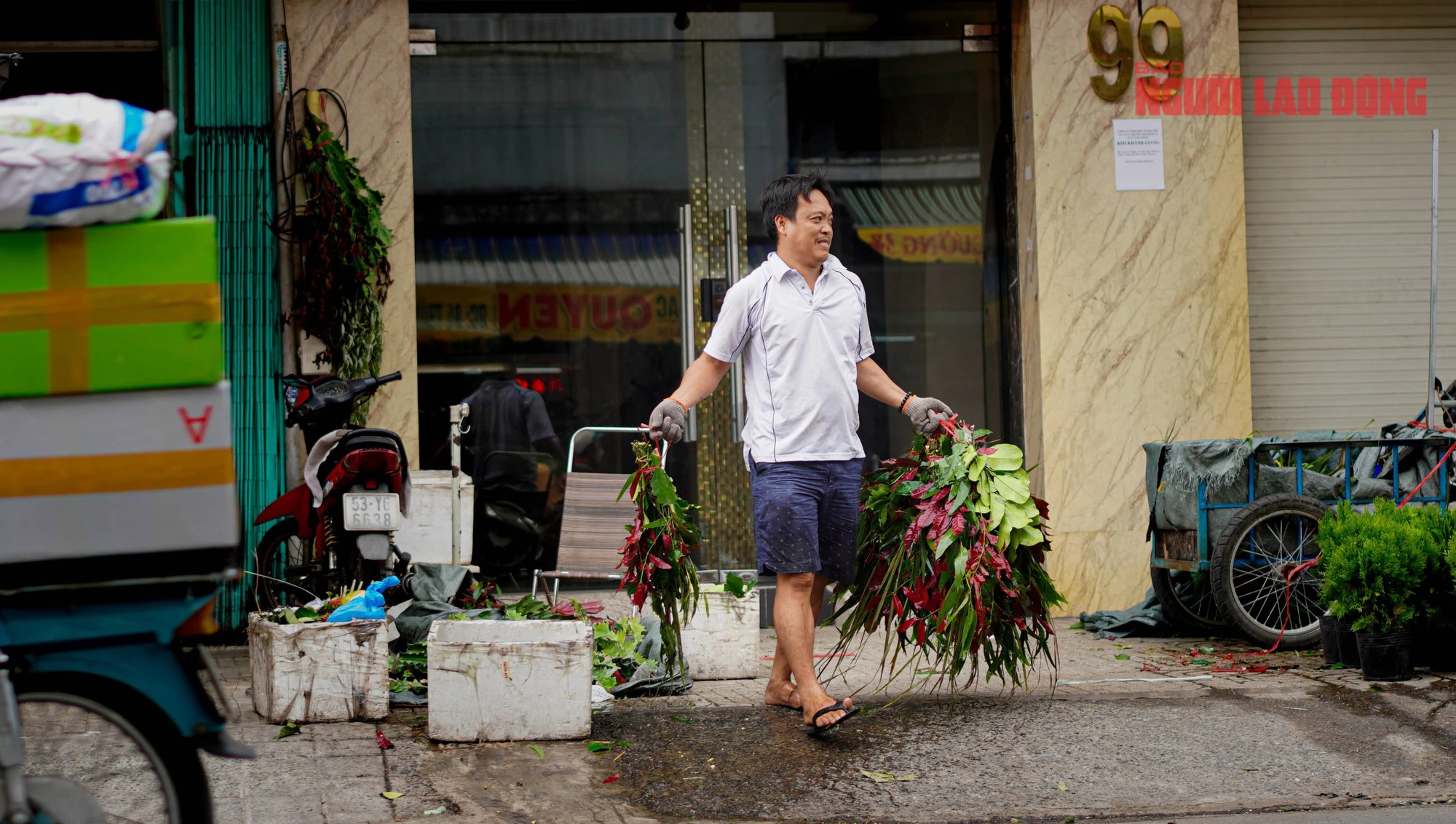 Chen ch&uacute;c mua tr&aacute;i c&acirc;y, b&aacute;nh &uacute;, thịt quay... c&uacute;ng Tết Đoan Ngọ- Ảnh 14.