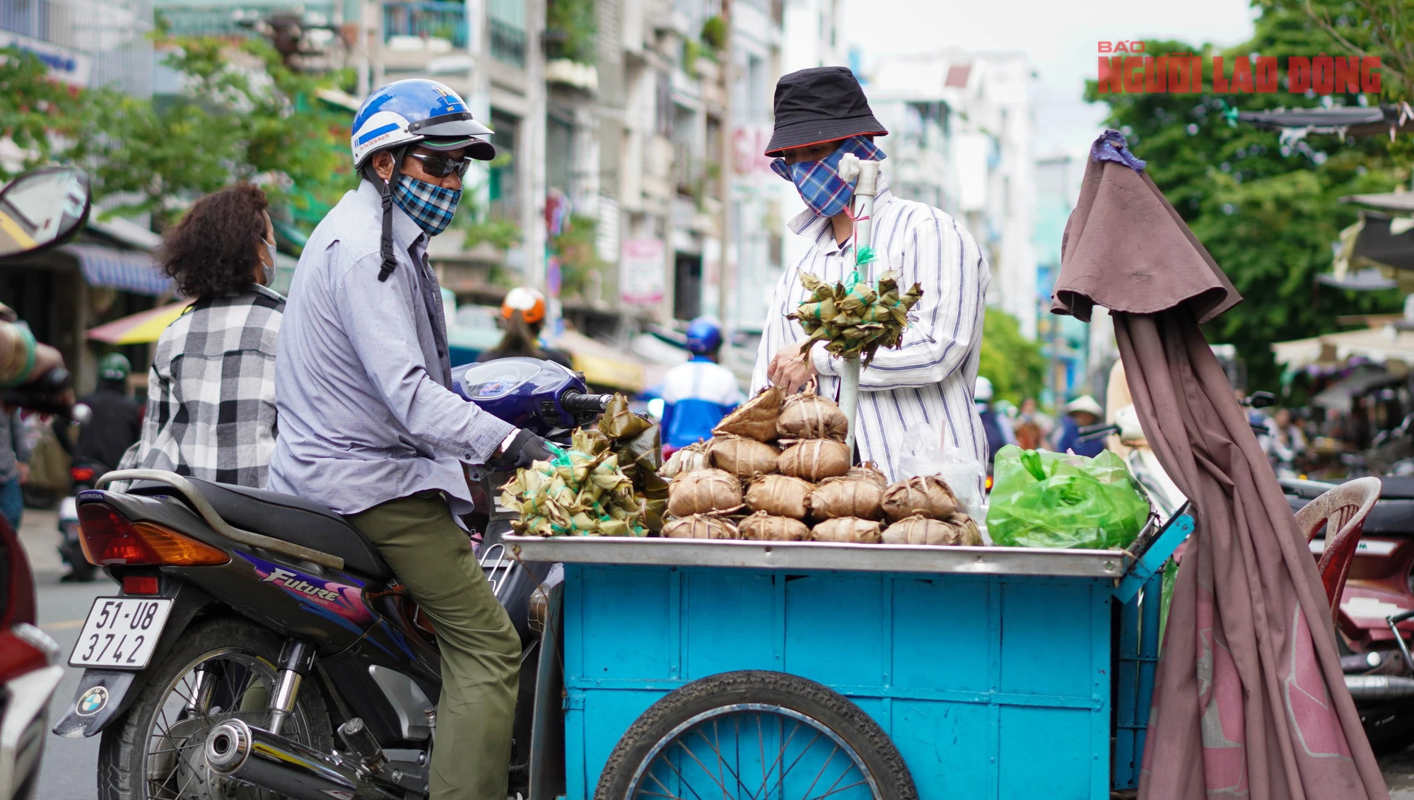 Chen ch&uacute;c mua tr&aacute;i c&acirc;y, b&aacute;nh &uacute;, thịt quay... c&uacute;ng Tết Đoan Ngọ- Ảnh 13.