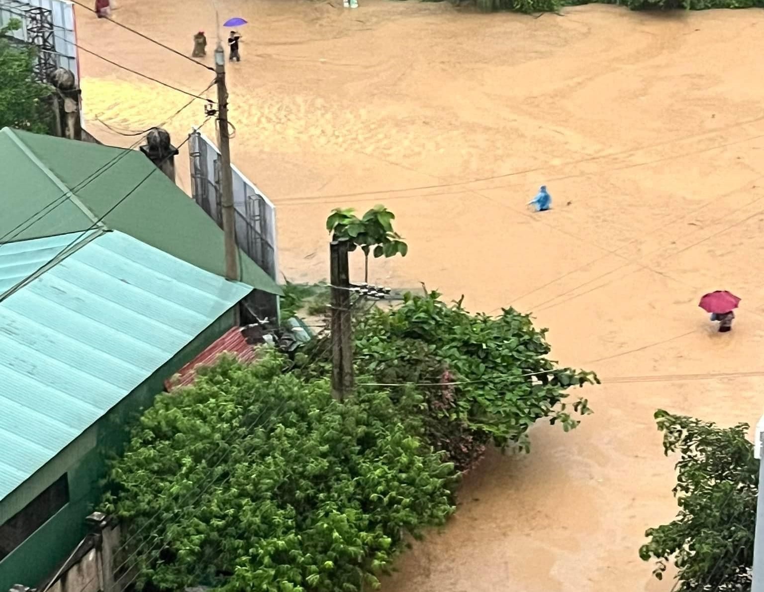Mưa lớn, nhiều địa phương tại H&agrave; Giang ch&igrave;m trong biển nước- Ảnh 3.
