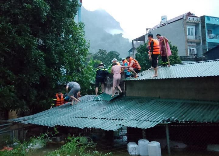 Mưa lớn, nhiều địa phương tại H&agrave; Giang ch&igrave;m trong biển nước- Ảnh 1.
