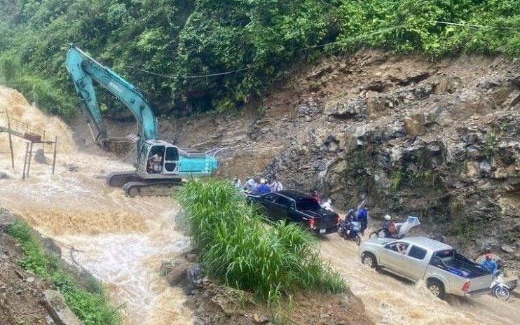 VIDEO: Dũng cảm cứu người v&agrave; &ocirc; t&ocirc; mắc kẹt khi nước lũ đổ từ tr&ecirc;n n&uacute;i xuống như th&aacute;c