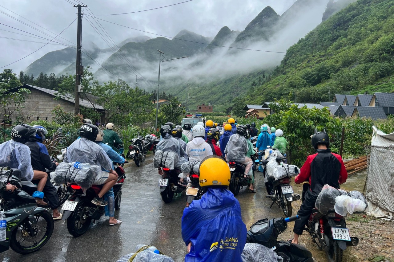 Giải cứu 400 du kh&aacute;ch nước ngo&agrave;i "đi phượt" mắc kẹt ở Đồng Văn do mưa lũ- Ảnh 1.
