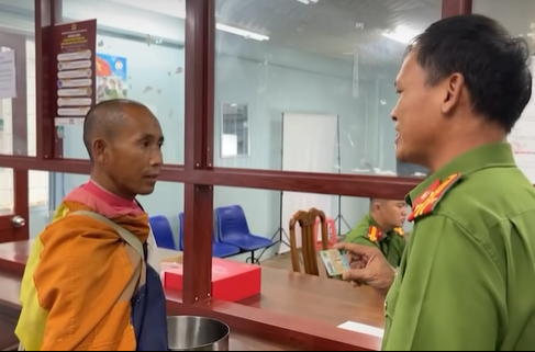C&ocirc;ng an Gia Lai trao căn cước c&ocirc;ng d&acirc;n cho "sư Th&iacute;ch Minh Tuệ"- Ảnh 1.