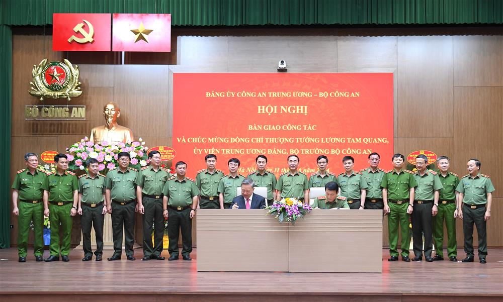 Chủ tịch nước T&ocirc; L&acirc;m b&agrave;n giao chức năng, nhiệm vụ Bộ trưởng Bộ C&ocirc;ng an- Ảnh 1.