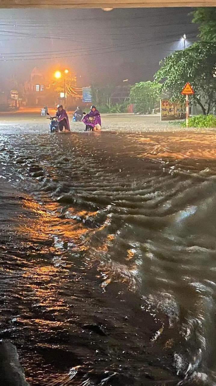 Nhiều tuyến phố ở Th&aacute;i Nguy&ecirc;n ngập s&acirc;u, người d&acirc;n b&igrave; b&otilde;m trong biển nước- Ảnh 2.