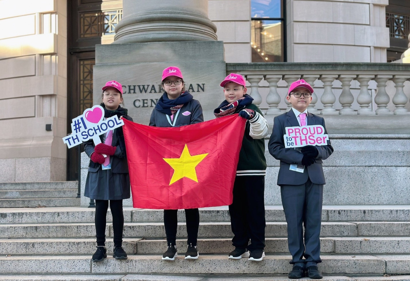 Nhỏ tuổi nhất bảng, học sinh Việt Nam vẫn xuất sắc gi&agrave;nh huy chương v&agrave;ng tranh biện thế giới- Ảnh 2.
