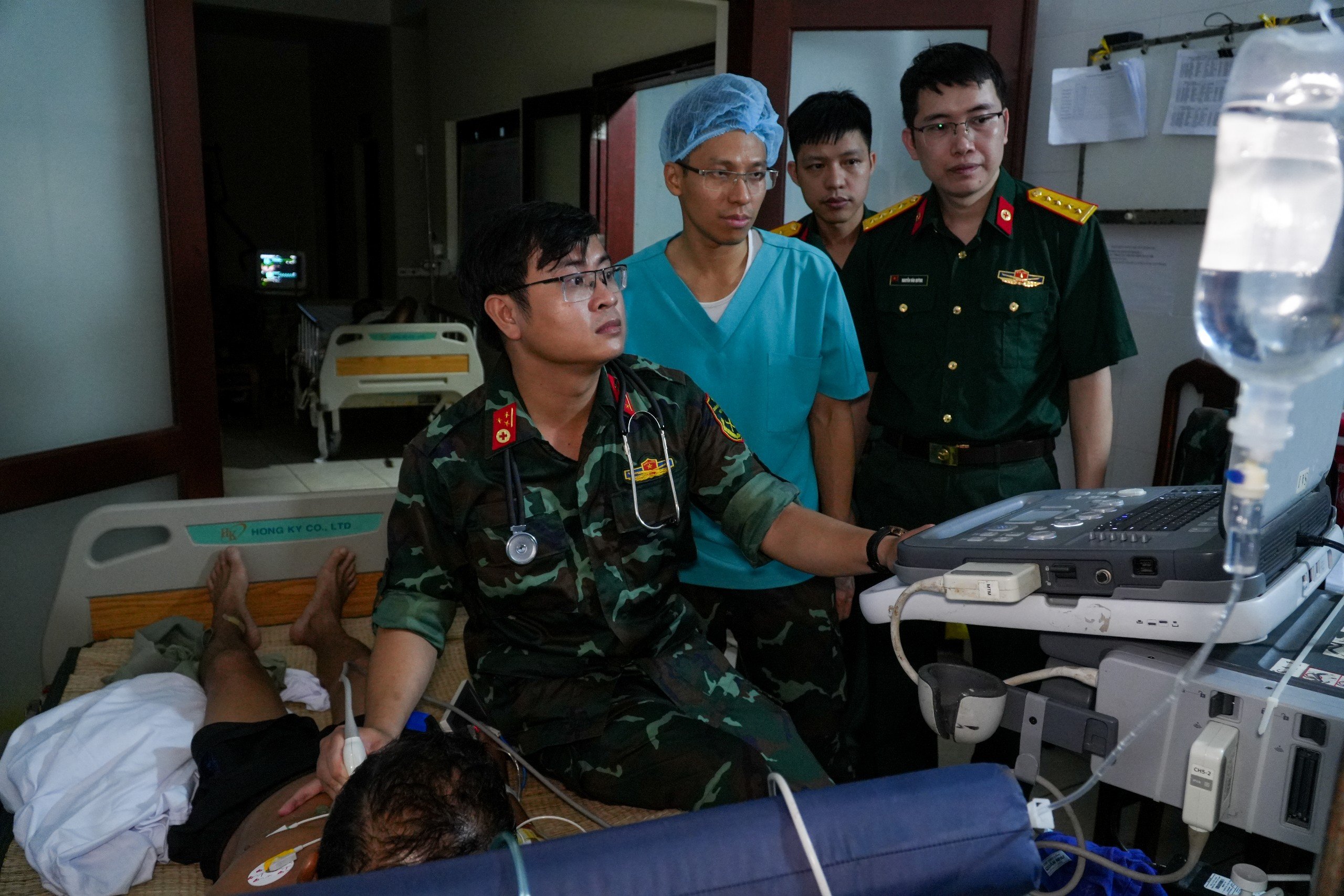 Chiến sĩ tr&ecirc;n đảo hiến m&aacute;u cứu người trong l&uacute;c chờ trực thăng đến cấp cứu- Ảnh 2.