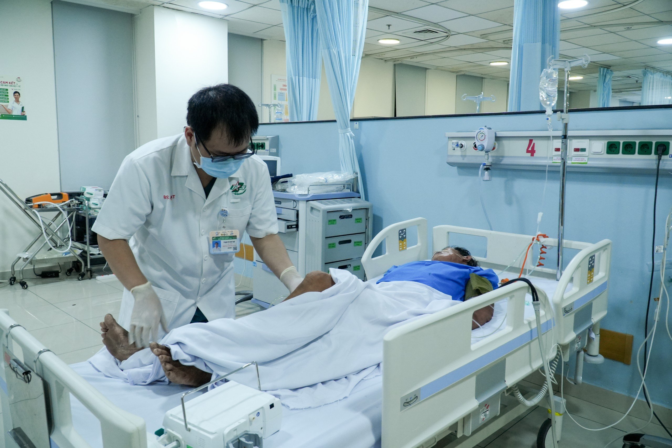 Chiến sĩ tr&ecirc;n đảo hiến m&aacute;u cứu người trong l&uacute;c chờ trực thăng đến cấp cứu- Ảnh 4.