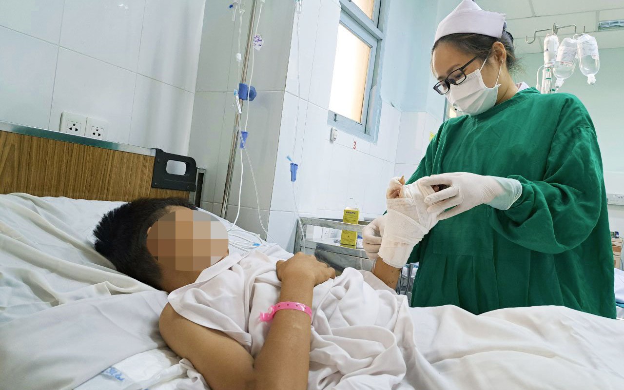 Trèo lên mái nhà lấy diều, bé trai bị điện giật