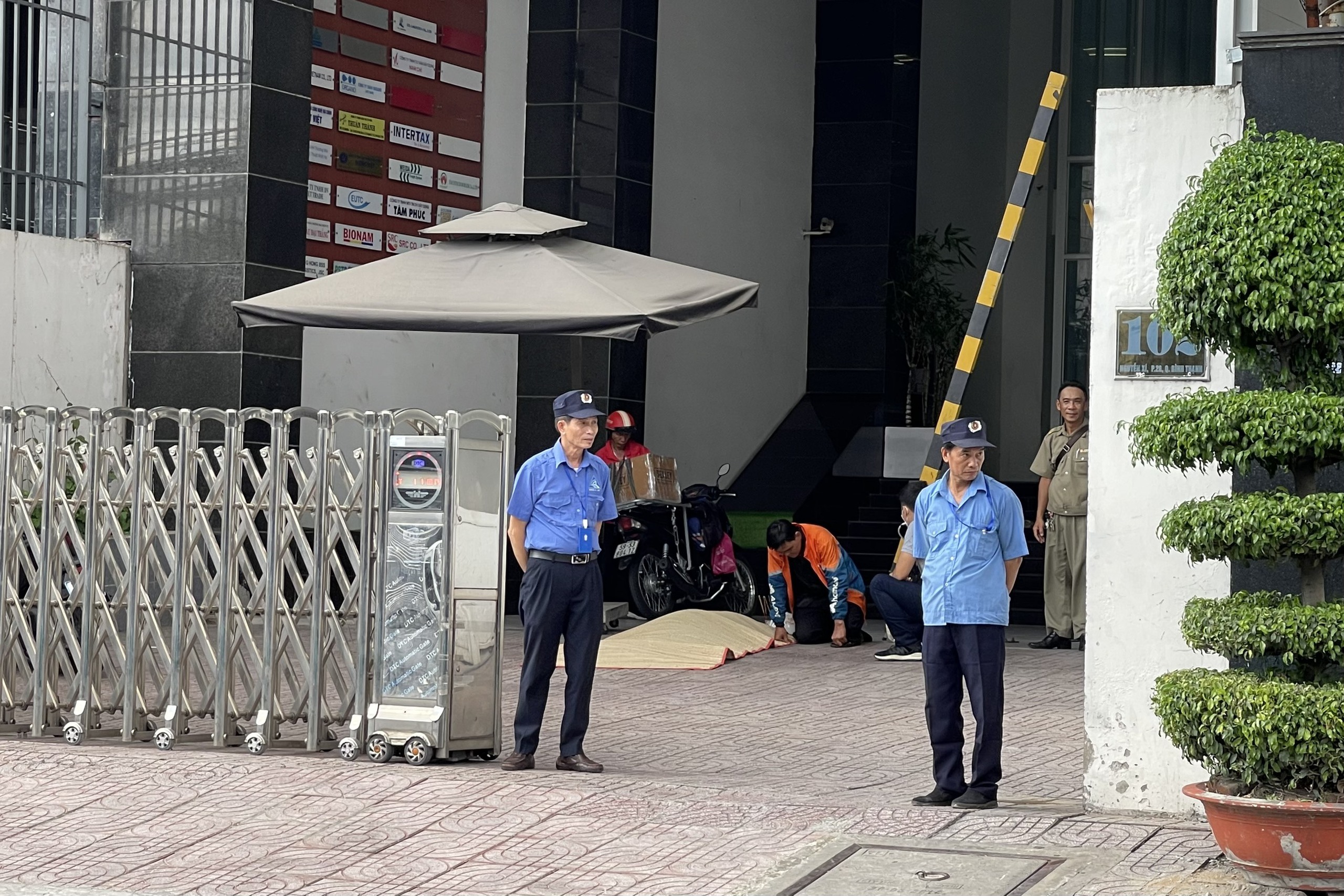 Tai nạn nghiêm trọng trên đường Nguyễn Xí- Ảnh 2.