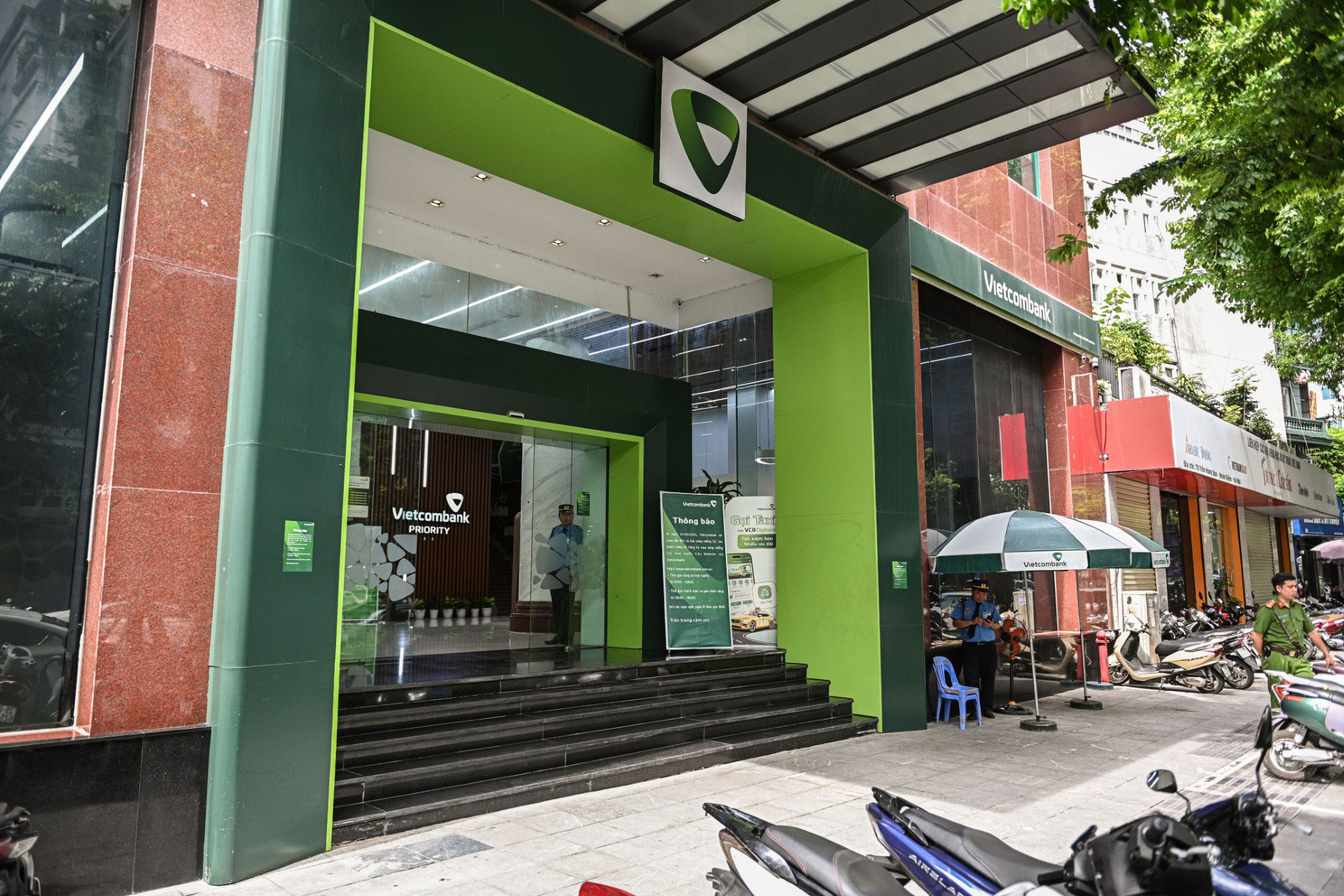 Chi nh&aacute;nh Vietcombank Ba Đ&igrave;nh, H&agrave; Nội chiều 12-6 kh&aacute; vắng vẻ sau khi triển khai phương &aacute;n đăng k&yacute; mua v&agrave;ng trực tuyến Ảnh: B&Igrave;NH AN