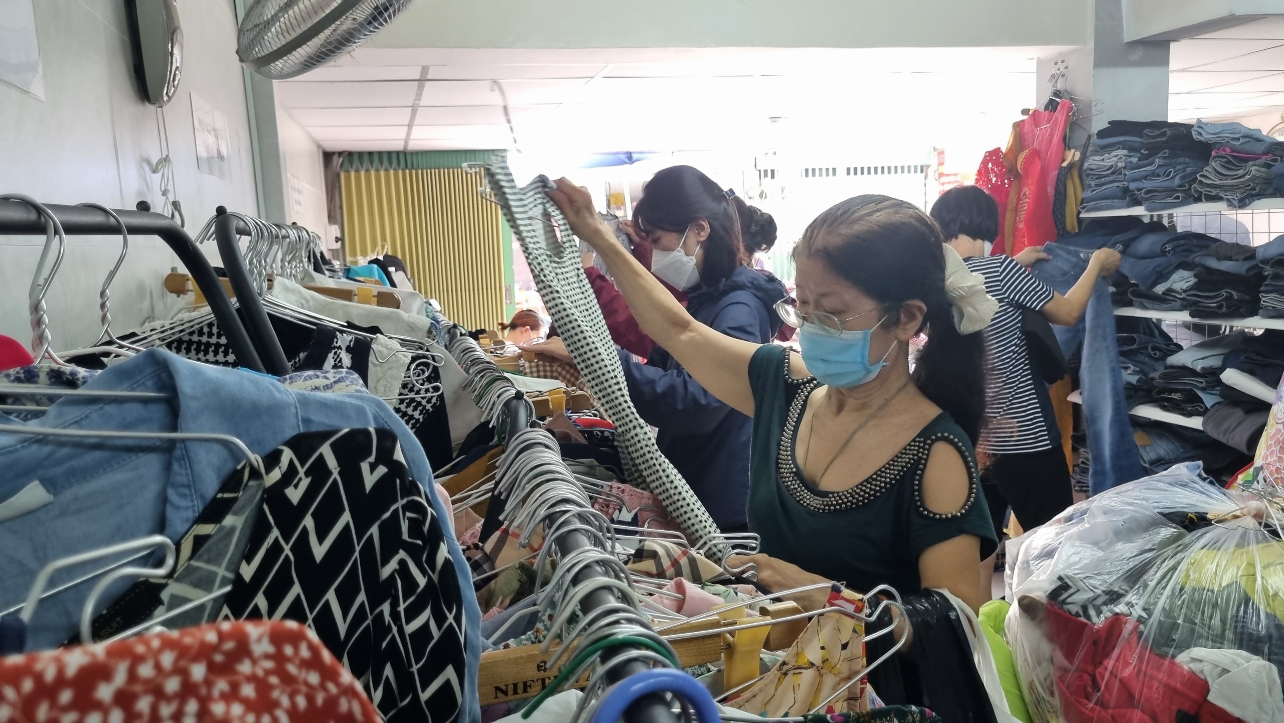 Chuyện lạ: Lấy lại mặt bằng cho thu&ecirc; 10 triệu đồng/th&aacute;ng để mở gian h&agrave;ng 0 đồng phục vụ người ngh&egrave;o- Ảnh 6.