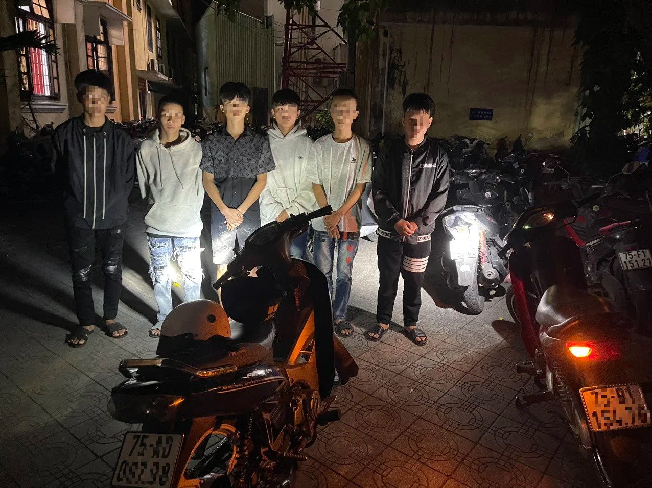 Kinh h&atilde;i nh&oacute;m thanh thiếu ni&ecirc;n chạy xe 