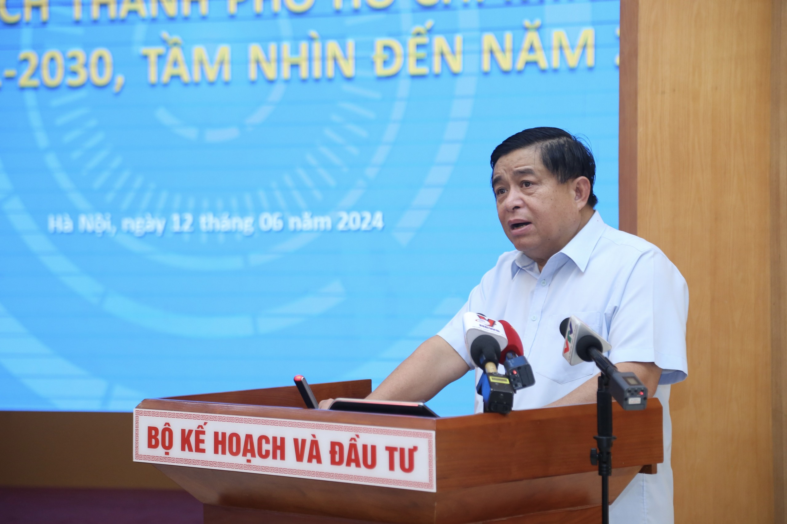 Quy hoạch TP HCM cần giải quyết các vấn đề ùn tắc giao thông, ngập úng, ô nhiễm- Ảnh 1.