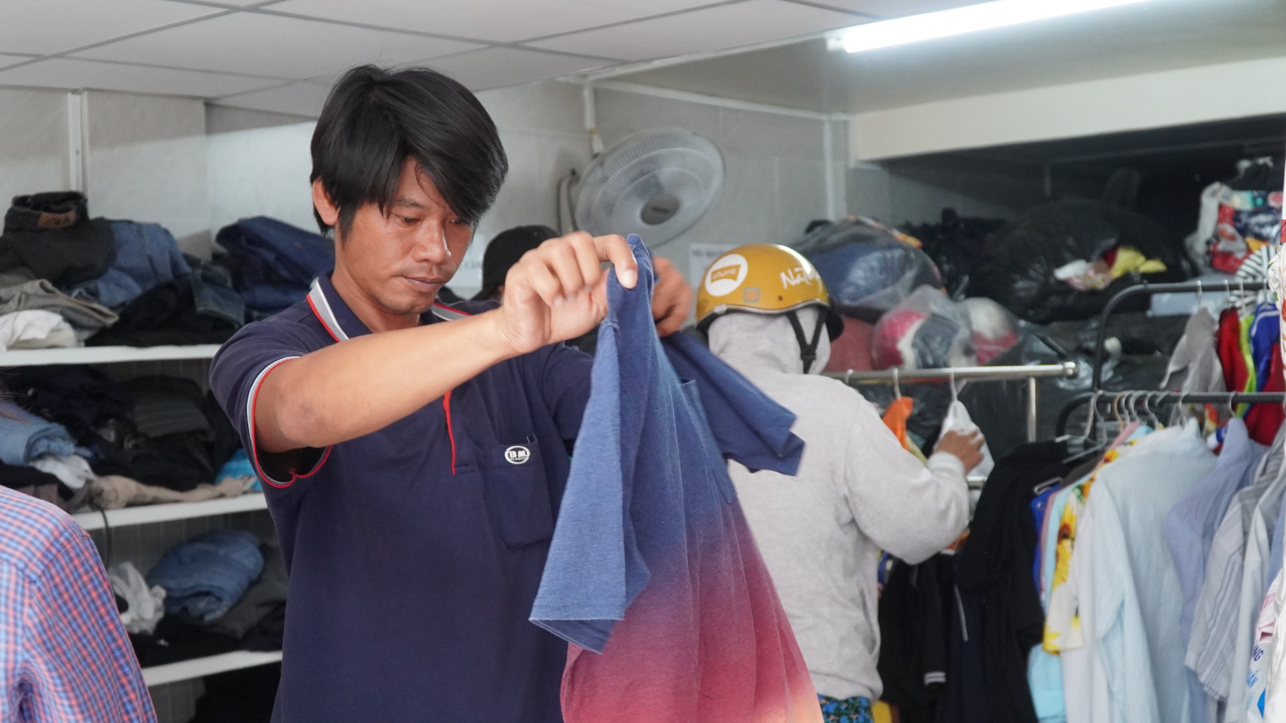 Chuyện lạ: Lấy lại mặt bằng cho thu&ecirc; 10 triệu đồng/th&aacute;ng để mở gian h&agrave;ng 0 đồng phục vụ người ngh&egrave;o- Ảnh 3.