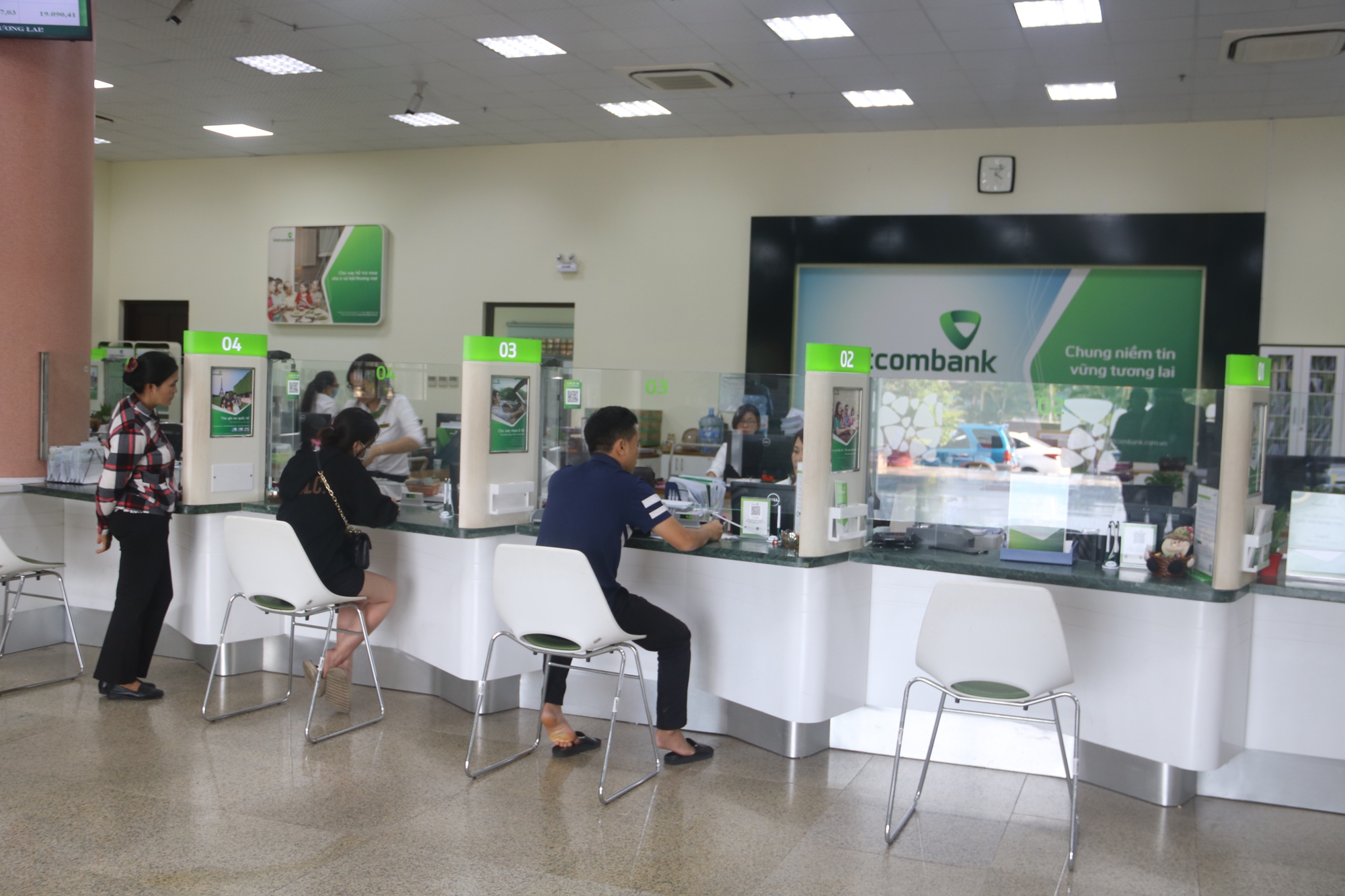 Nh&acirc;n vi&ecirc;n ng&acirc;n h&agrave;ng kịp ngăn b&agrave; chủ cửa h&agrave;ng ph&acirc;n b&oacute;n bị lừa chuyển 2 tỉ đồng- Ảnh 2.