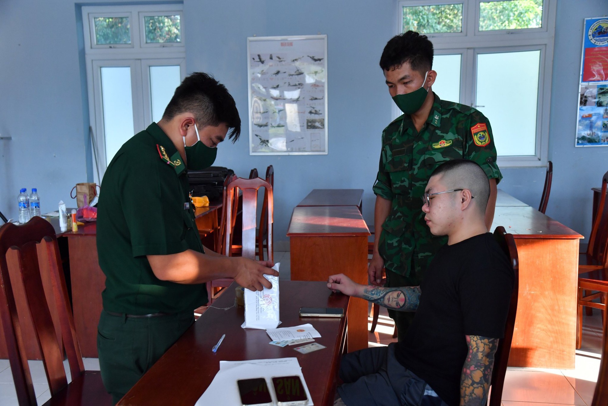 B&iacute; mật b&ecirc;n trong những hộp nước nho của thanh ni&ecirc;n người nước ngo&agrave;i - Ảnh 1.
