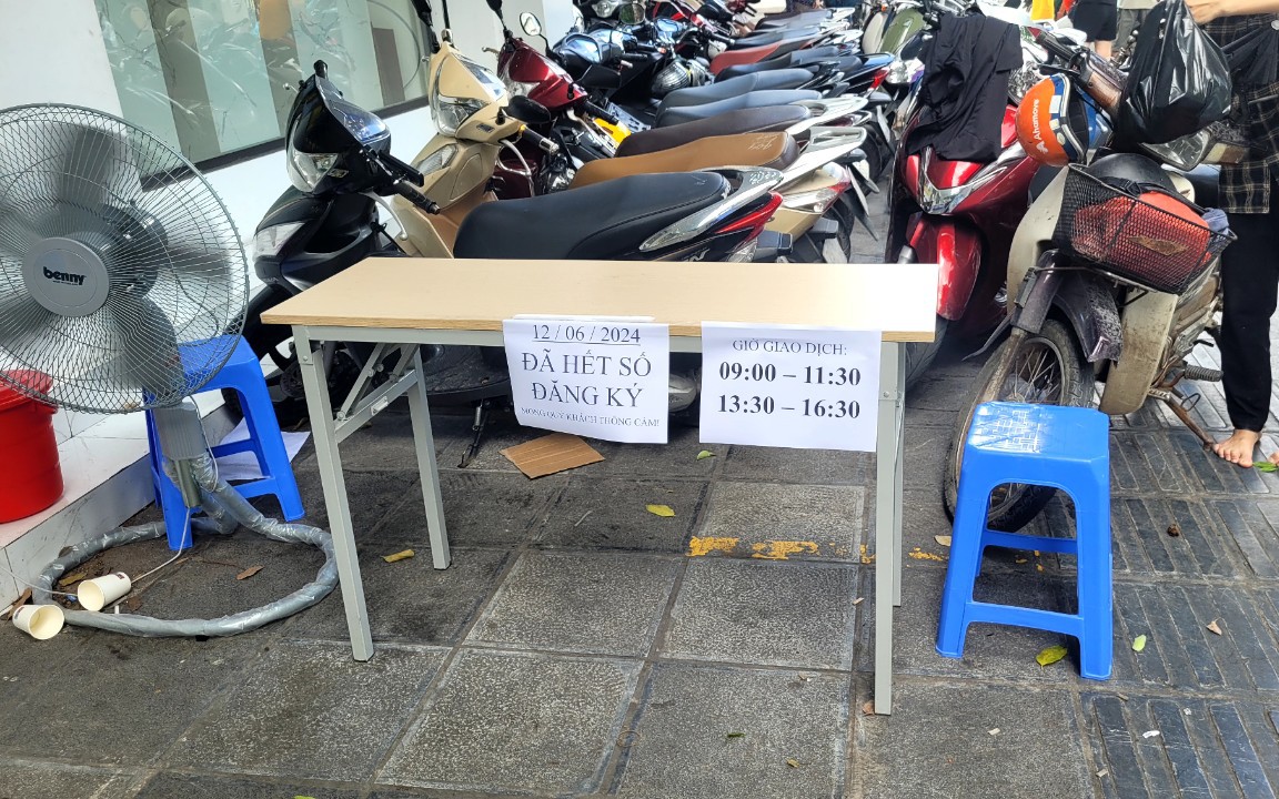 Người d&acirc;n vẫn xếp h&agrave;ng từ tờ mờ s&aacute;ng, kh&ocirc;ng ngủ trưa đi mua v&agrave;ng miếng SJC