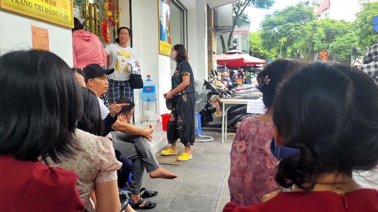 Người d&acirc;n vẫn xếp h&agrave;ng từ tờ mờ s&aacute;ng, kh&ocirc;ng ngủ trưa đi mua v&agrave;ng miếng SJC- Ảnh 3.