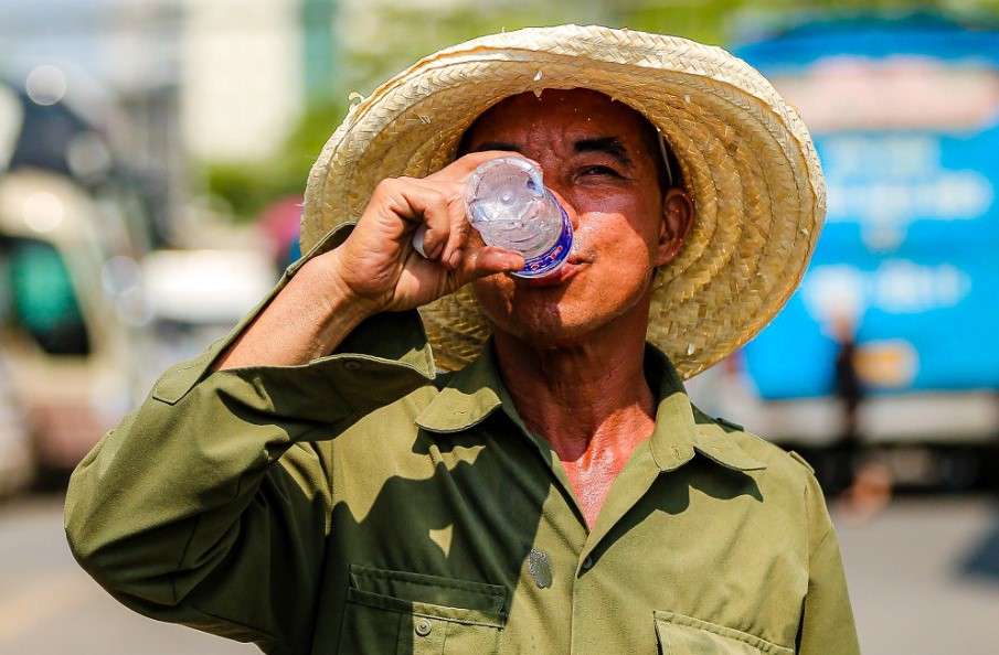 Nắng n&oacute;ng gay gắt tr&ecirc;n cả nước- Ảnh 1.