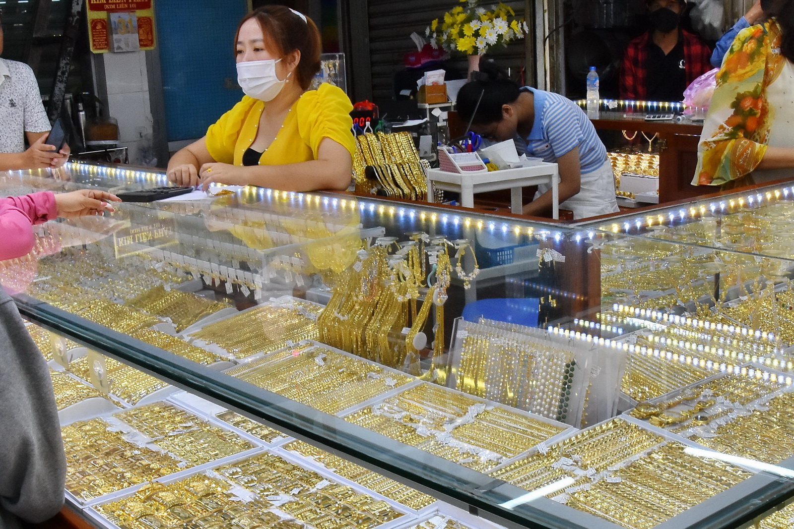 Gi&aacute; v&agrave;ng h&ocirc;m nay, 13-6: Tiếp tục "n&oacute;ng" l&ecirc;n- Ảnh 1.