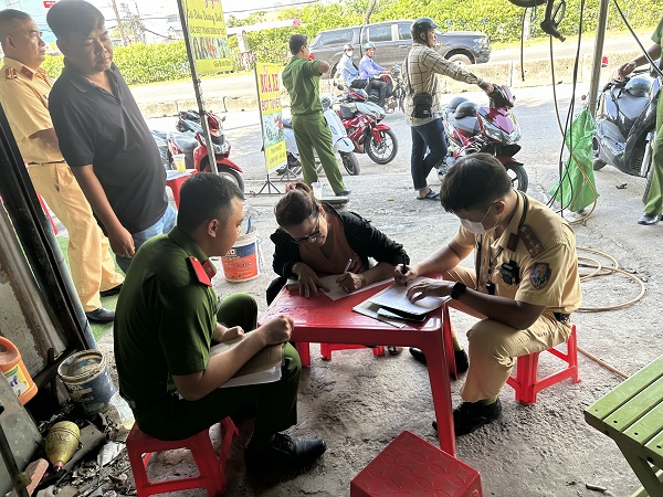 TP HCM: C&ocirc;ng an &ldquo;đột k&iacute;ch" cơ sở &ldquo;sản xuất&rdquo; xe l&ocirc;i, xe đẩy ở huyện H&oacute;c M&ocirc;n- Ảnh 1.