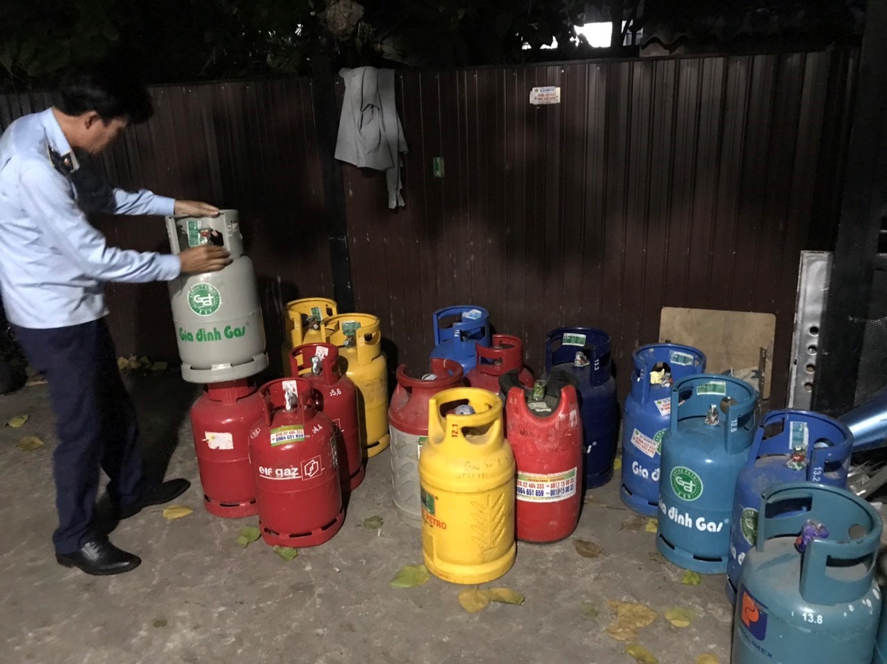 QLTT TP HCM tạm giữ gần 100 b&igrave;nh gas kh&ocirc;ng r&otilde; nguồn gốc- Ảnh 1.