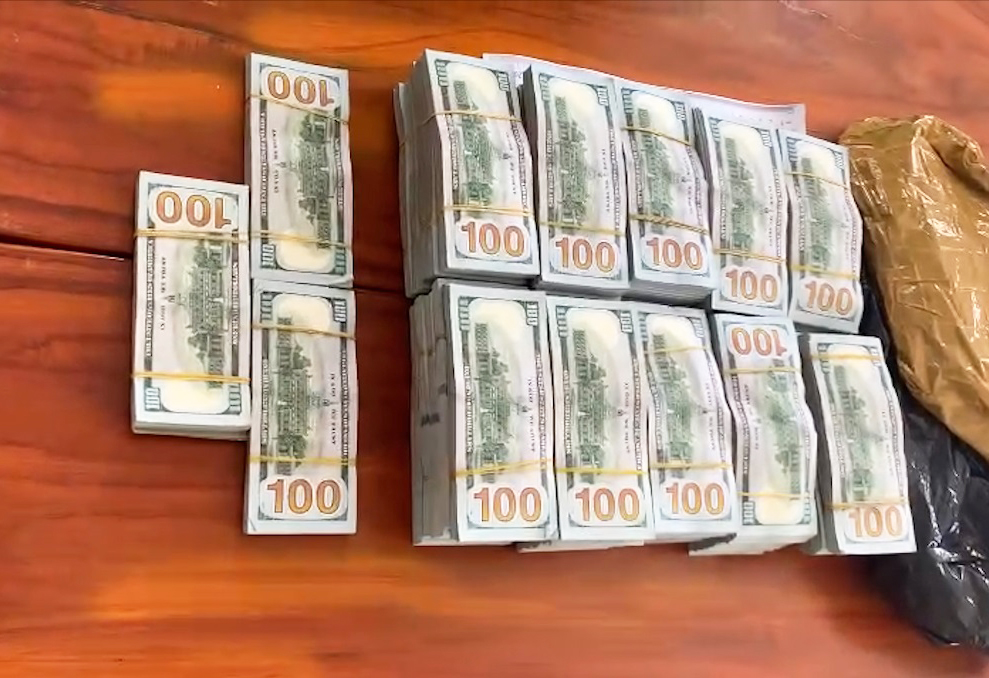 Bắt quả tang đối tượng chở hơn 530.000 USD qua biên giới- Ảnh 2.