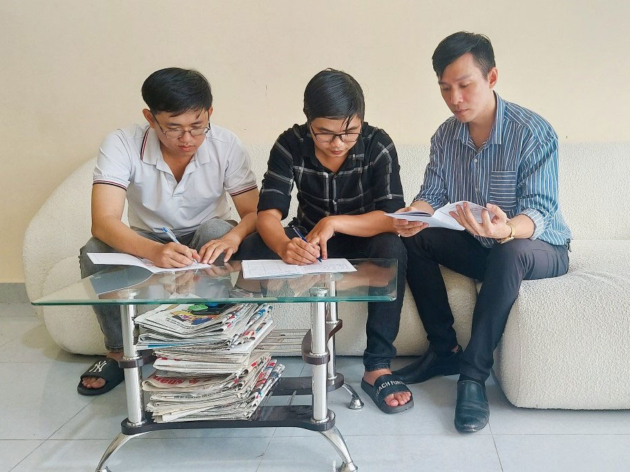 Anh Nguyễn Trọng Nhân (giữa) hướng dẫn các quần chúng ưu tú viết lý lịch xin vào Đảng