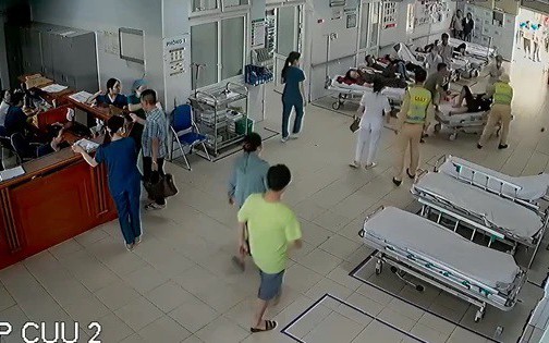Bố xuống xe ôtô “cầu cứu” tổ CSGT khi phát hiện con mình bị ngừng tim