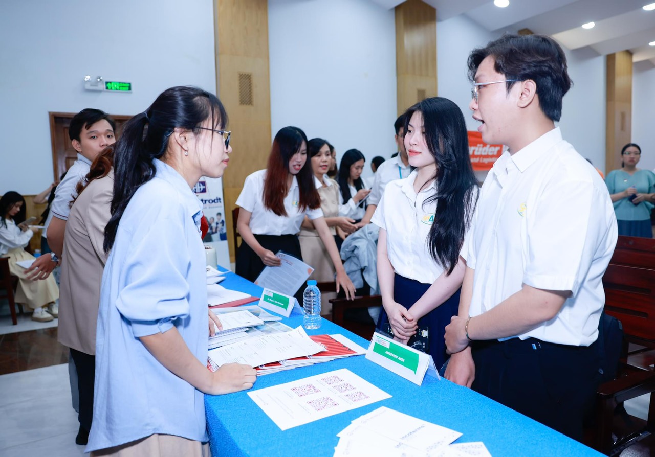 Lao động trẻ t&igrave;m hiểu chương tr&igrave;nh l&agrave;m việc tại Đức