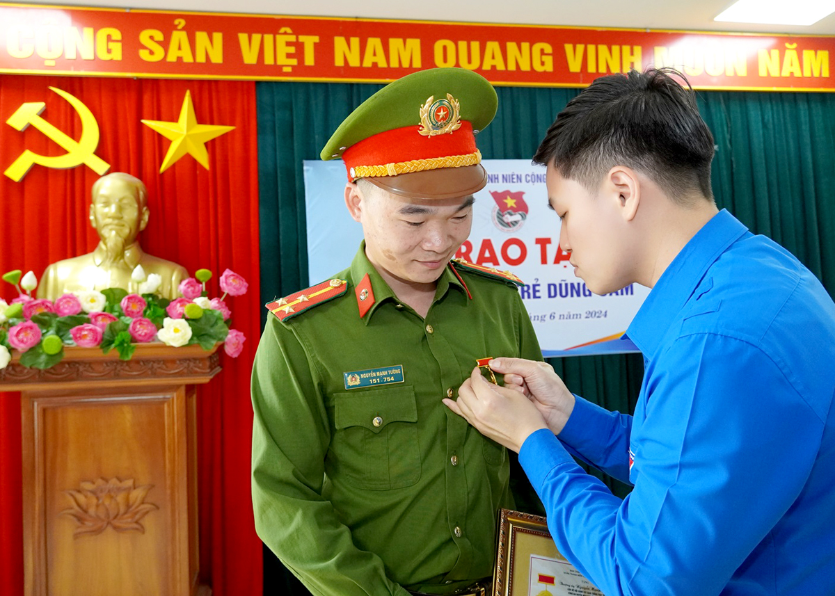 Trao Huy hiệu &ldquo;Tuổi trẻ dũng cảm&rdquo; cho thượng &uacute;y c&ocirc;ng an cứu người trong lũ dữ- Ảnh 1.
