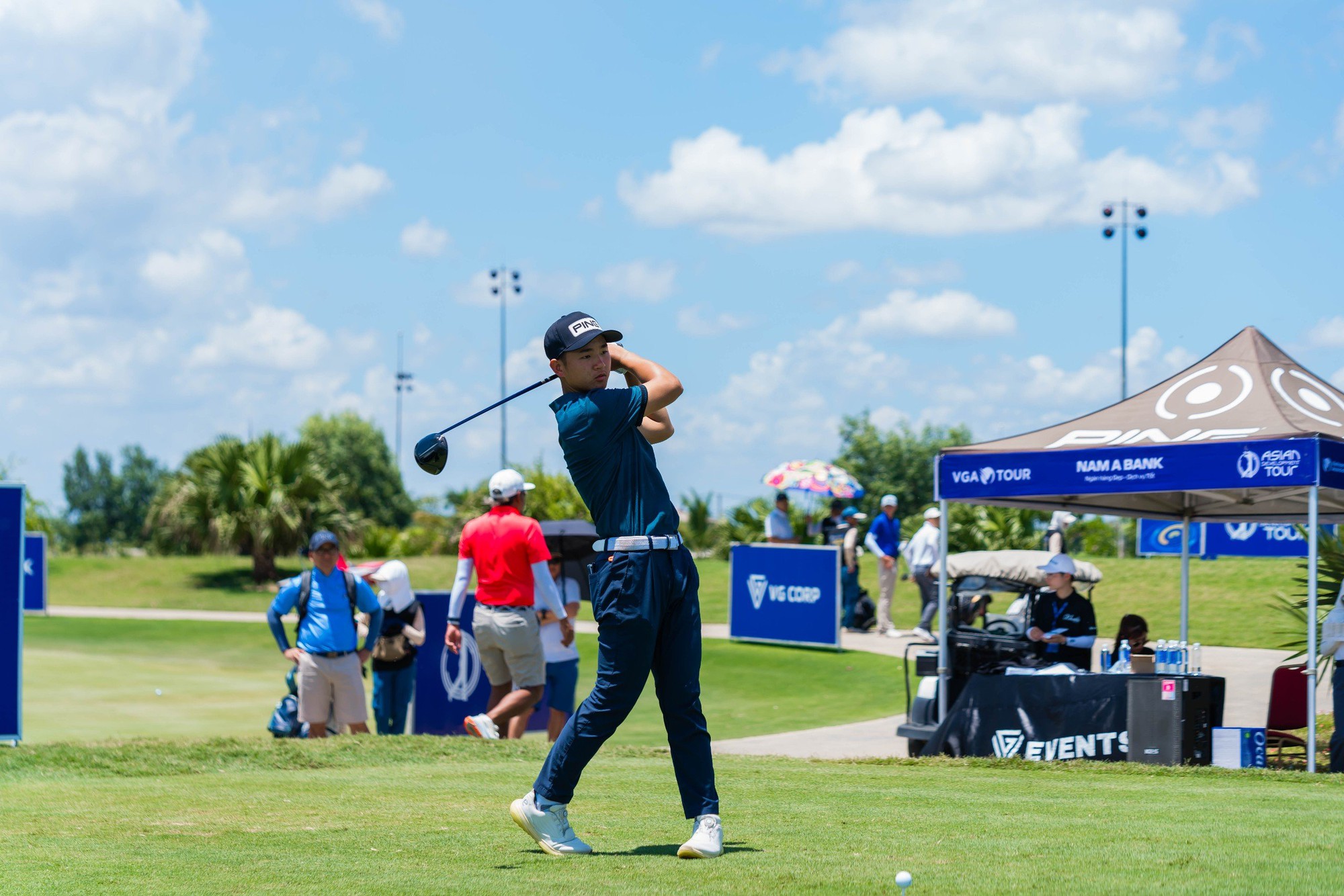 Kịch t&iacute;nh ng&agrave;y khai mạc Giải Golf c&oacute; tổng tiền thưởng 85.000 USD- Ảnh 2.