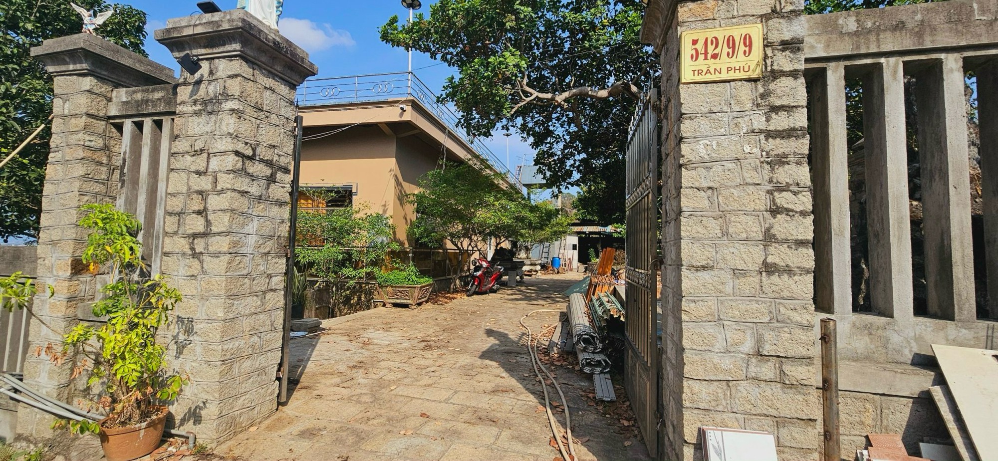 Kiểm tra việc cư trú của 2 người trong bài viết