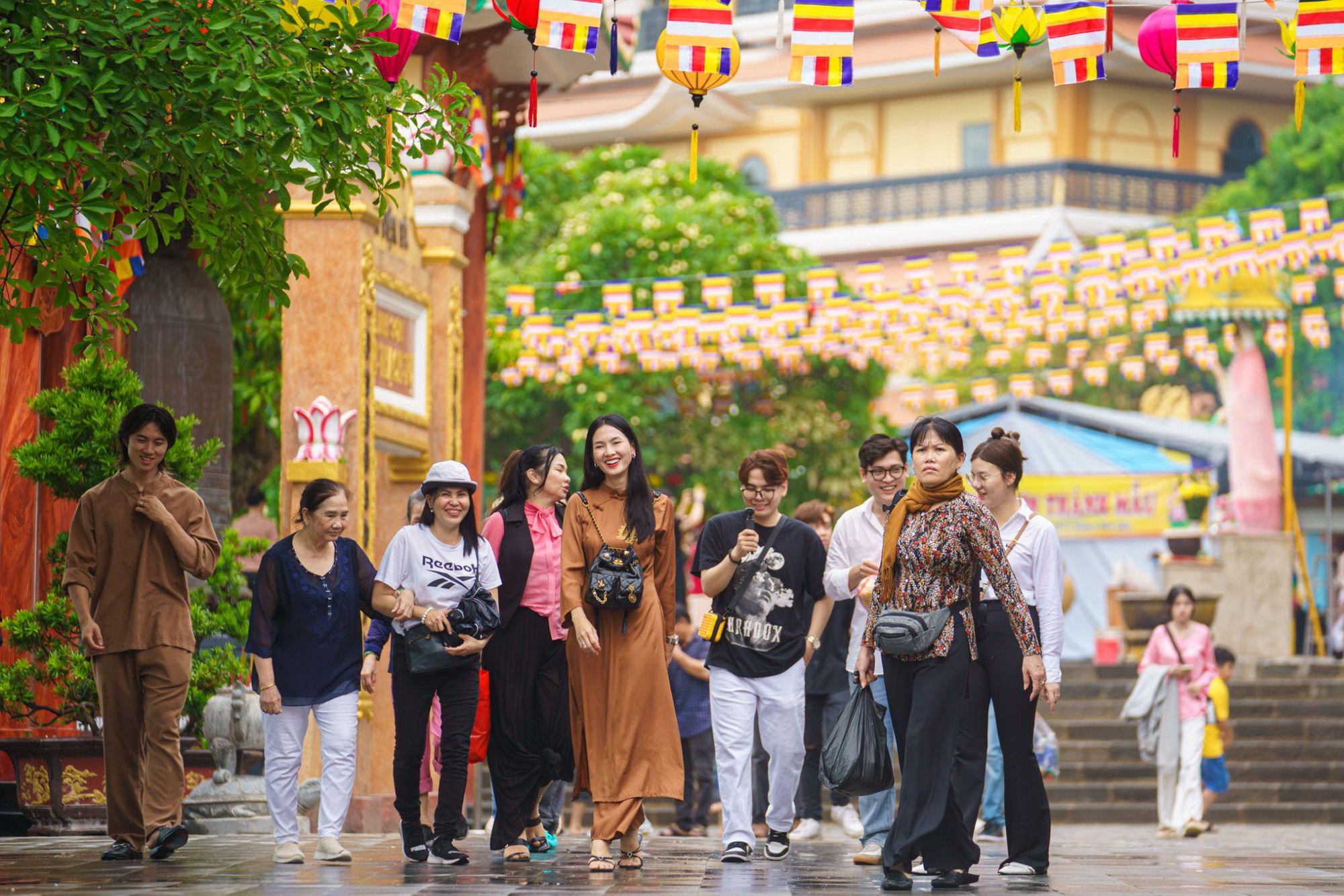 Những khoảnh khắc x&uacute;c động trong Lễ v&iacute;a B&agrave; tại hệ thống c&aacute;c ch&ugrave;a n&uacute;i B&agrave;, T&acirc;y Ninh- Ảnh 2.