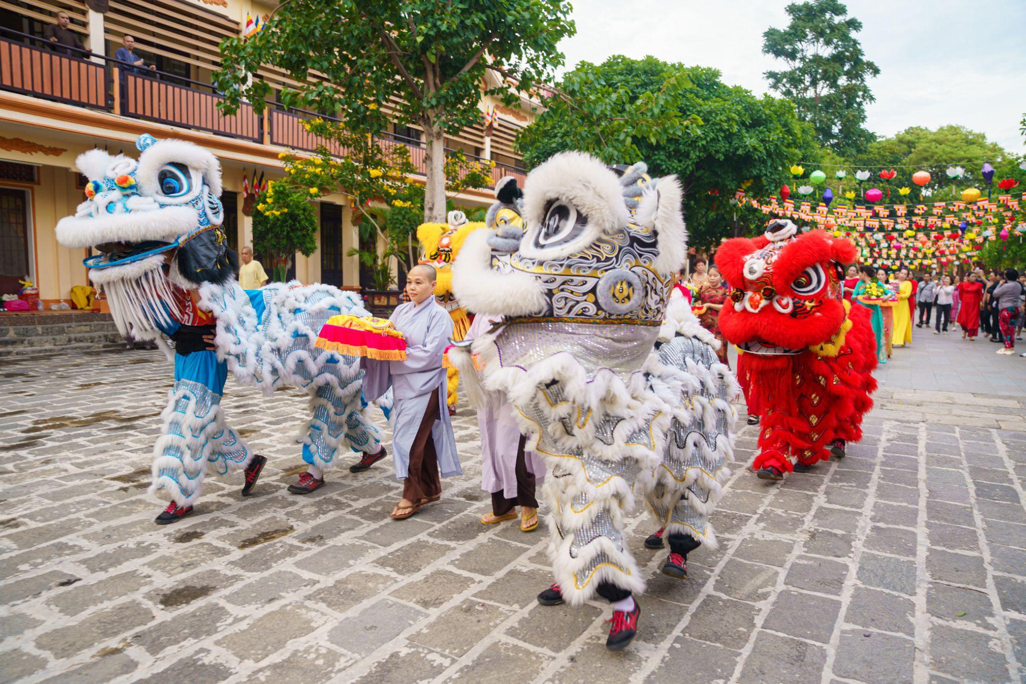 Những khoảnh khắc x&uacute;c động trong Lễ v&iacute;a B&agrave; tại hệ thống c&aacute;c ch&ugrave;a n&uacute;i B&agrave;, T&acirc;y Ninh- Ảnh 3.