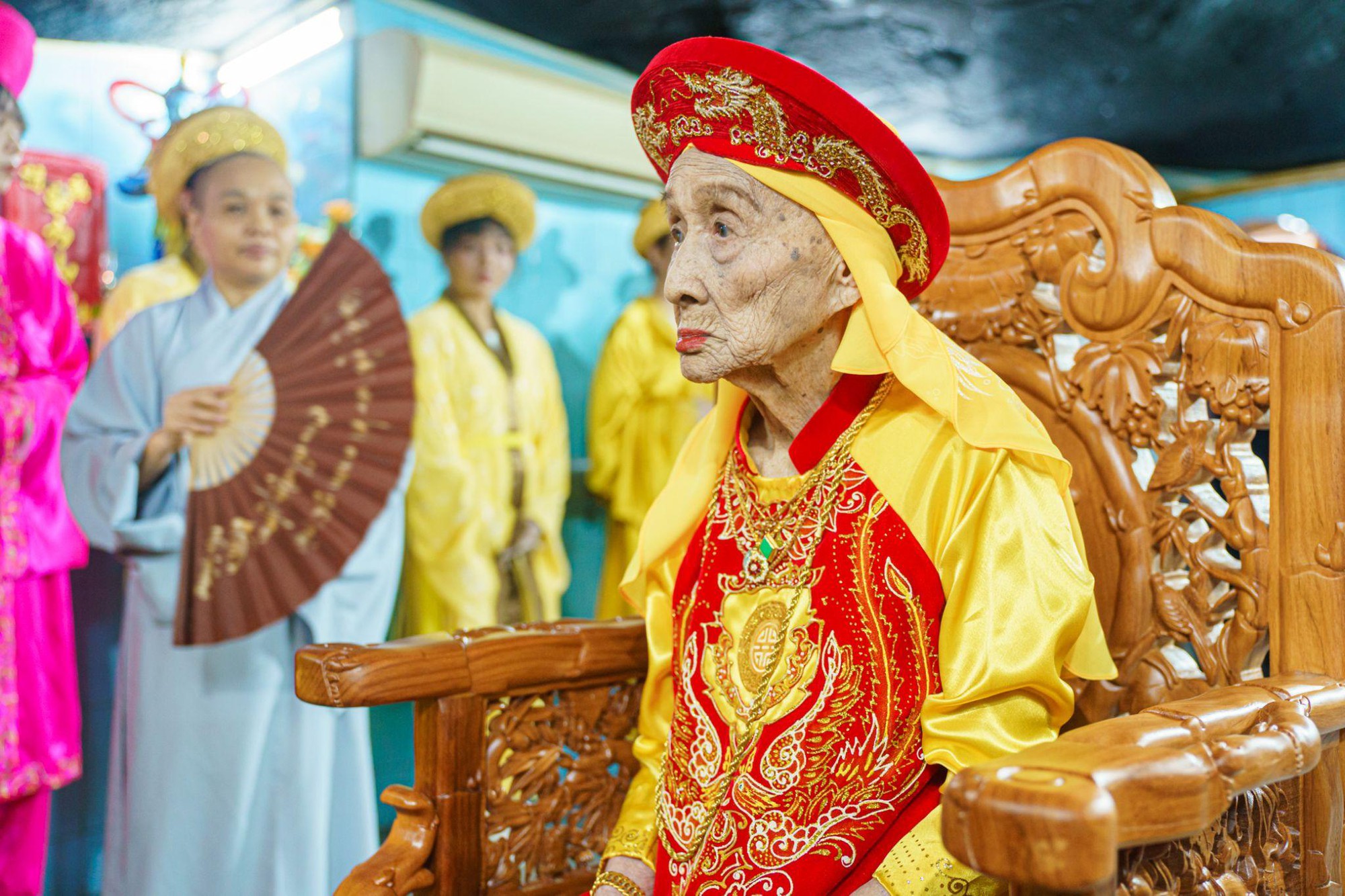 Những khoảnh khắc x&uacute;c động trong Lễ v&iacute;a B&agrave; tại hệ thống c&aacute;c ch&ugrave;a n&uacute;i B&agrave;, T&acirc;y Ninh- Ảnh 8.