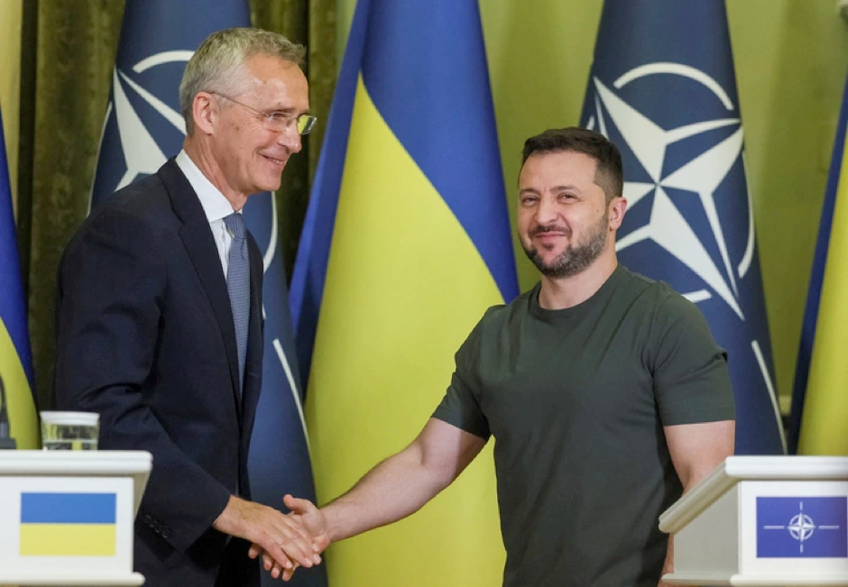 Tổng thư k&yacute; NATO Jens Stoltenberg (tr&aacute;i) v&agrave; Tổng thống Ukraine Volodymyr Zelensky. Ảnh: Reuters