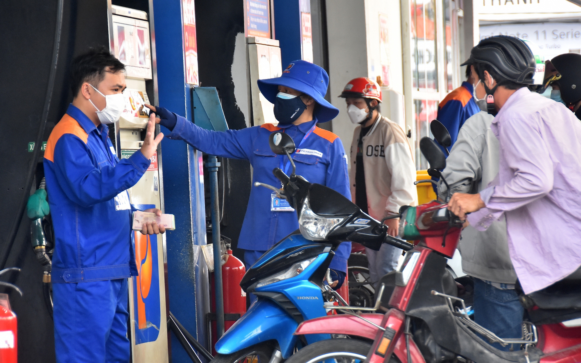 Giá xăng dầu đồng loạt tăng