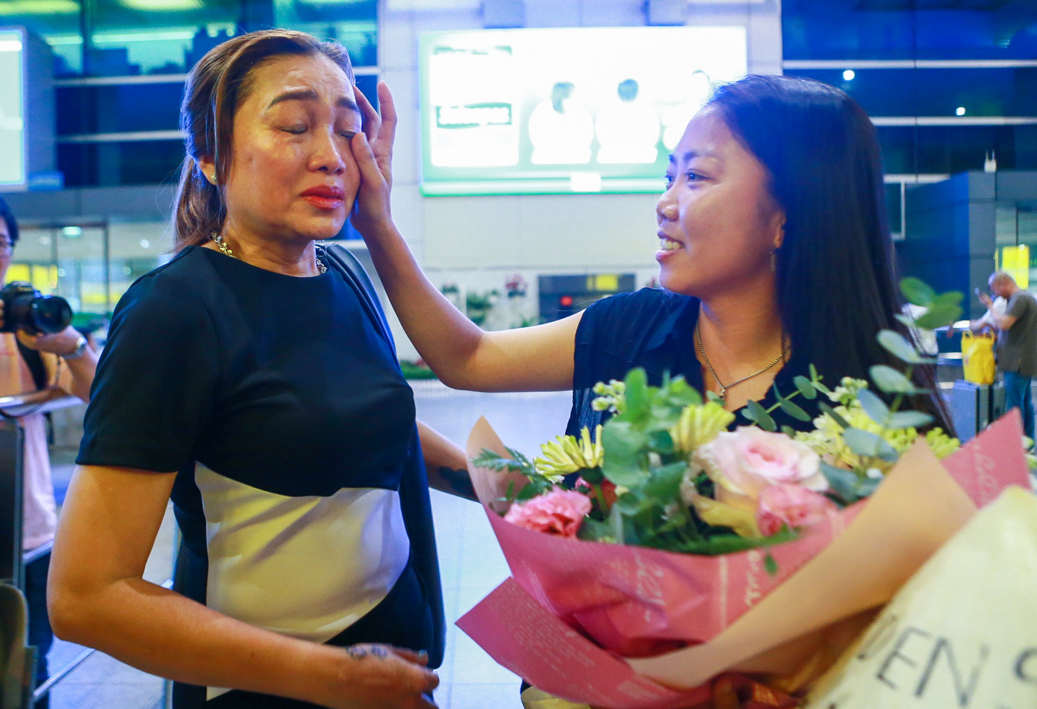 Những giọt nước mắt trong đ&ecirc;m Huỳnh Như về nước- Ảnh 4.