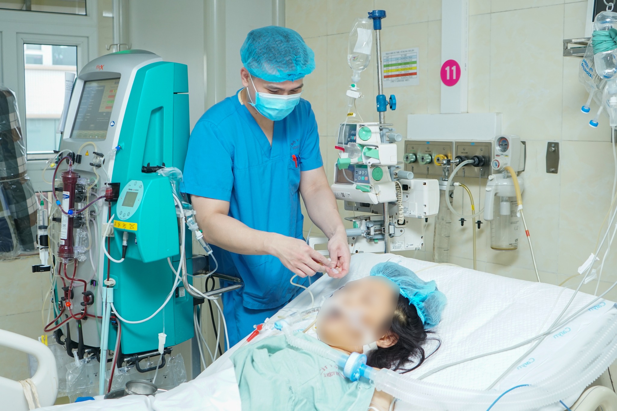 Xe máy do bạn trai cầm lái tông vào cột điện, cô gái trẻ vỡ gan nguy kịch- Ảnh 1.