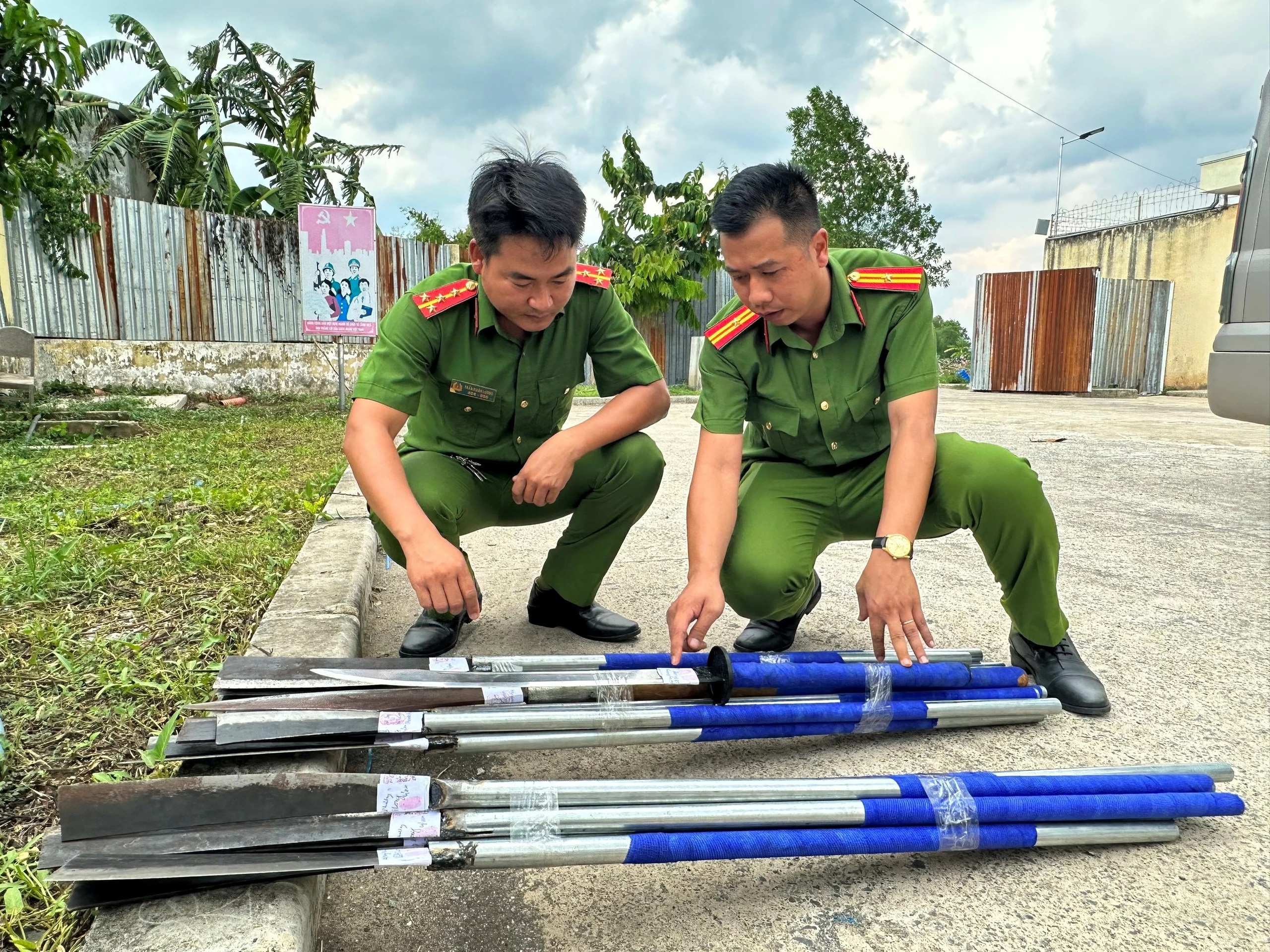 Đồng Nai: Bắt 14 đối tượng hỗn chiến ở chợ Cầu Trắng với ám hiệu riêng- Ảnh 1.