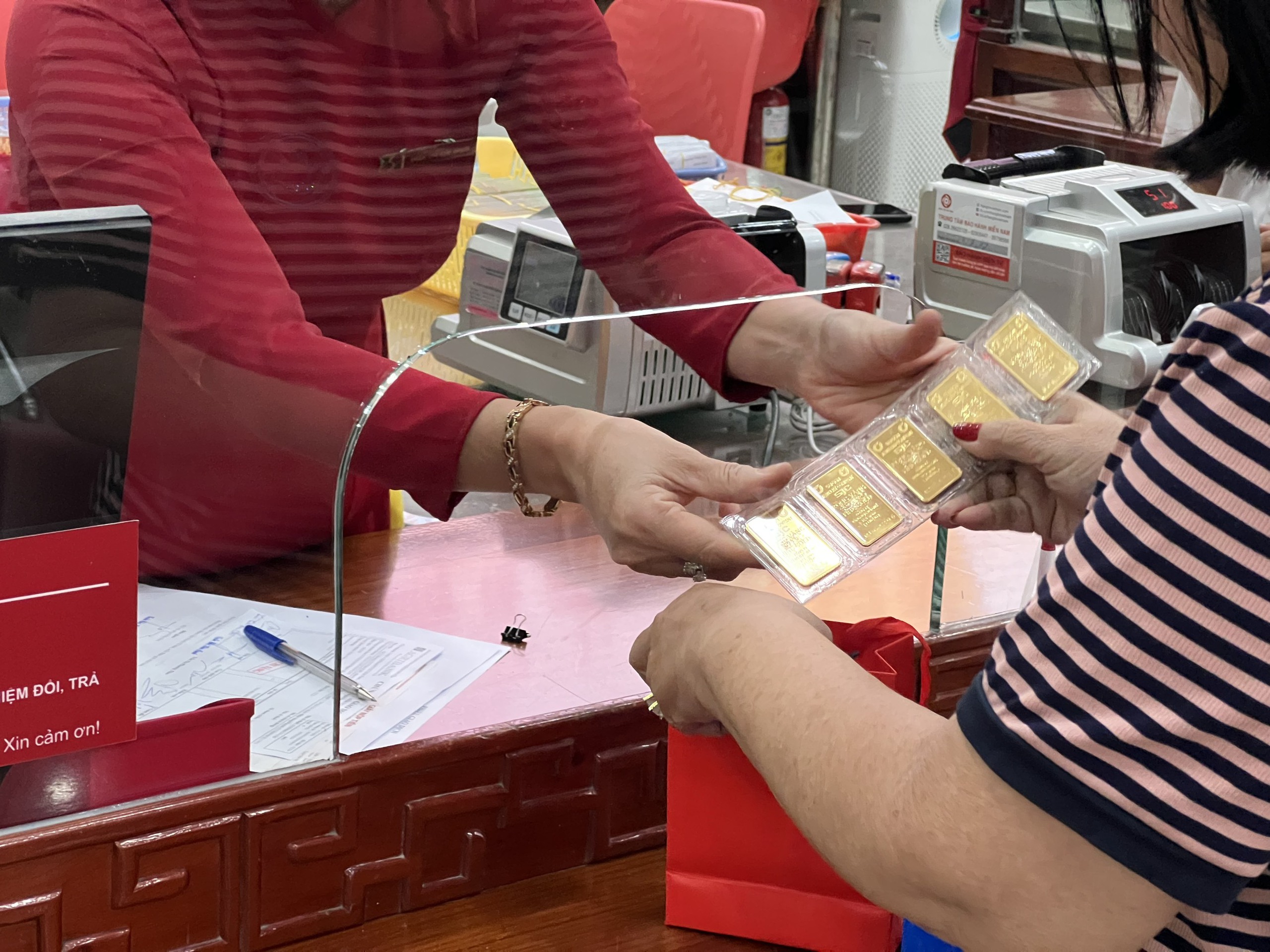 Kh&aacute;ch mua v&agrave;ng, trang sức thanh to&aacute;n online tăng đột biến - Ảnh 1.