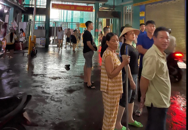 Khu chợ tạm ở B&igrave;nh Dương đổ sập sau cơn mưa đ&aacute; hiếm gặp- Ảnh 2.