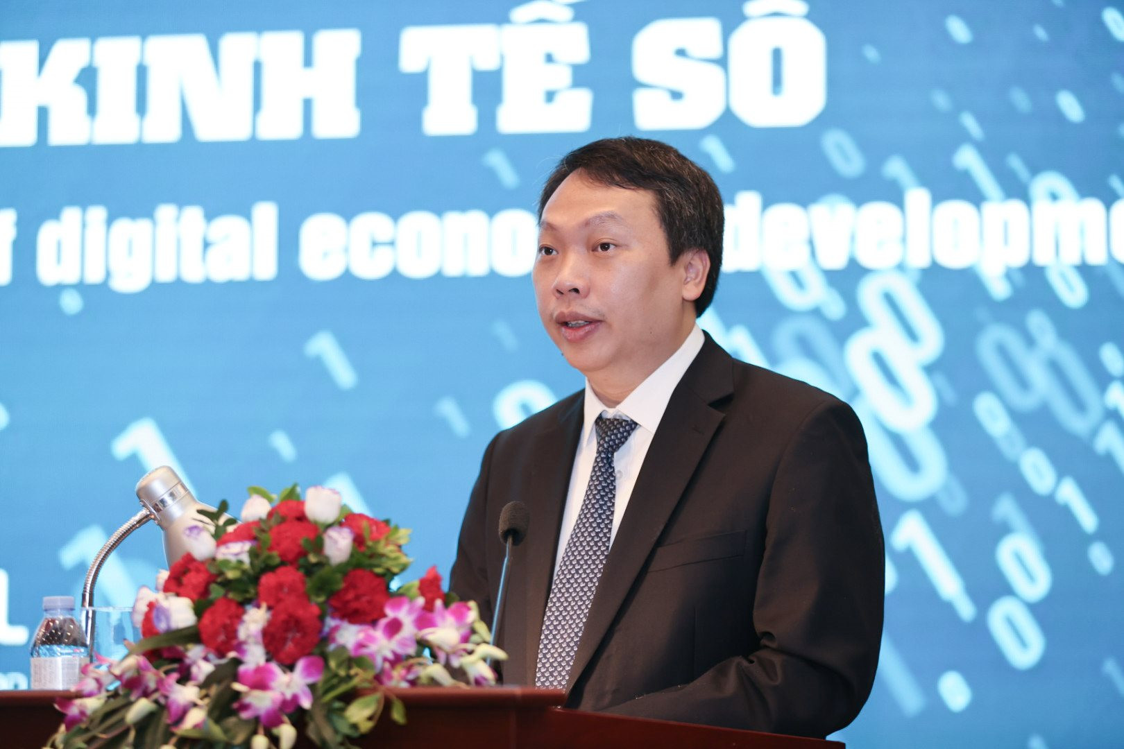 Thứ trưởng Bộ TT-TT: B&aacute;o Người Lao Động v&agrave; 4 tờ b&aacute;o kh&aacute;c đ&atilde; triển khai thu ph&iacute; b&aacute;o điện tử- Ảnh 1.