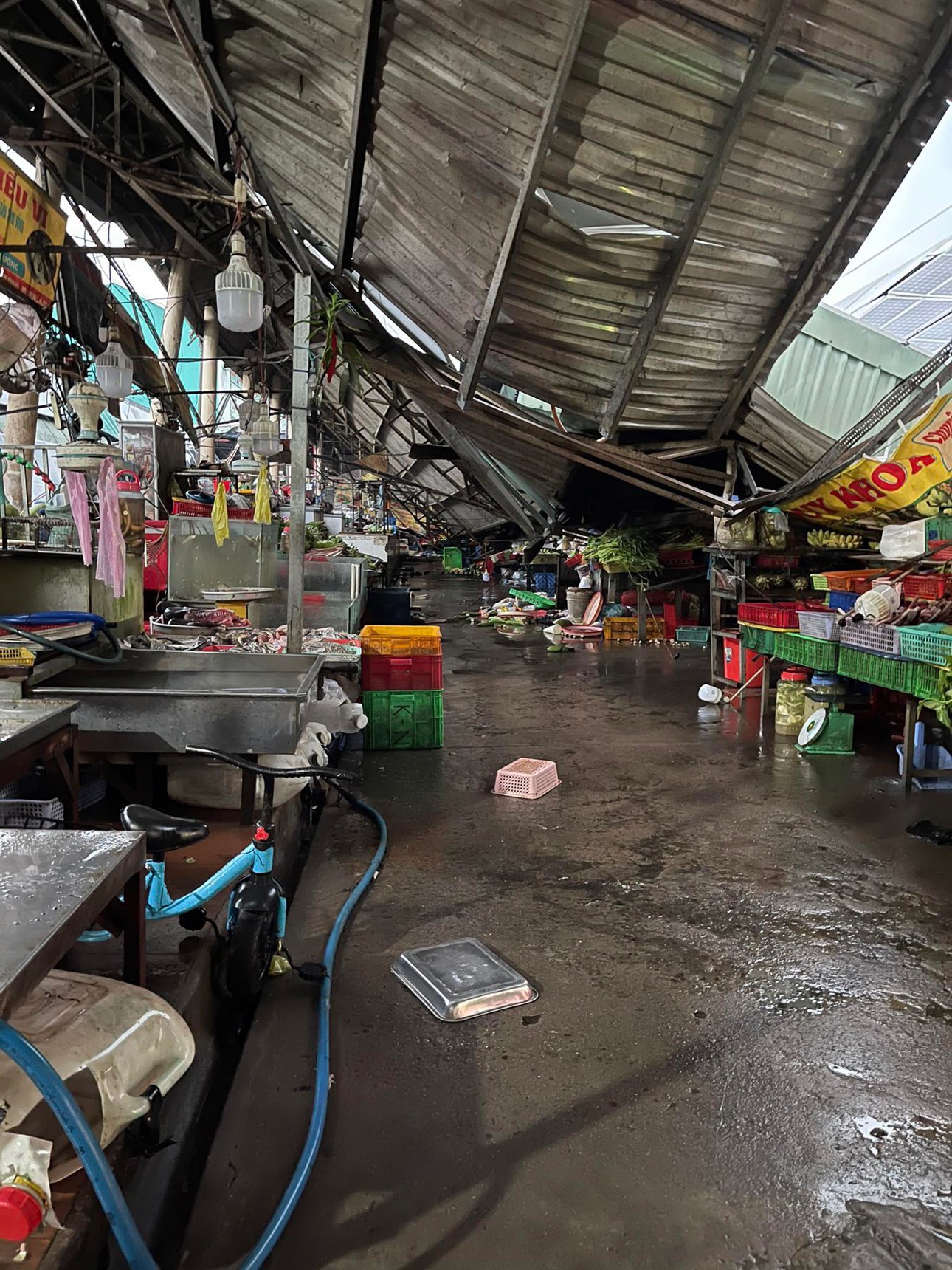 Khu chợ tạm ở B&igrave;nh Dương đổ sập sau cơn mưa đ&aacute; hiếm gặp- Ảnh 3.