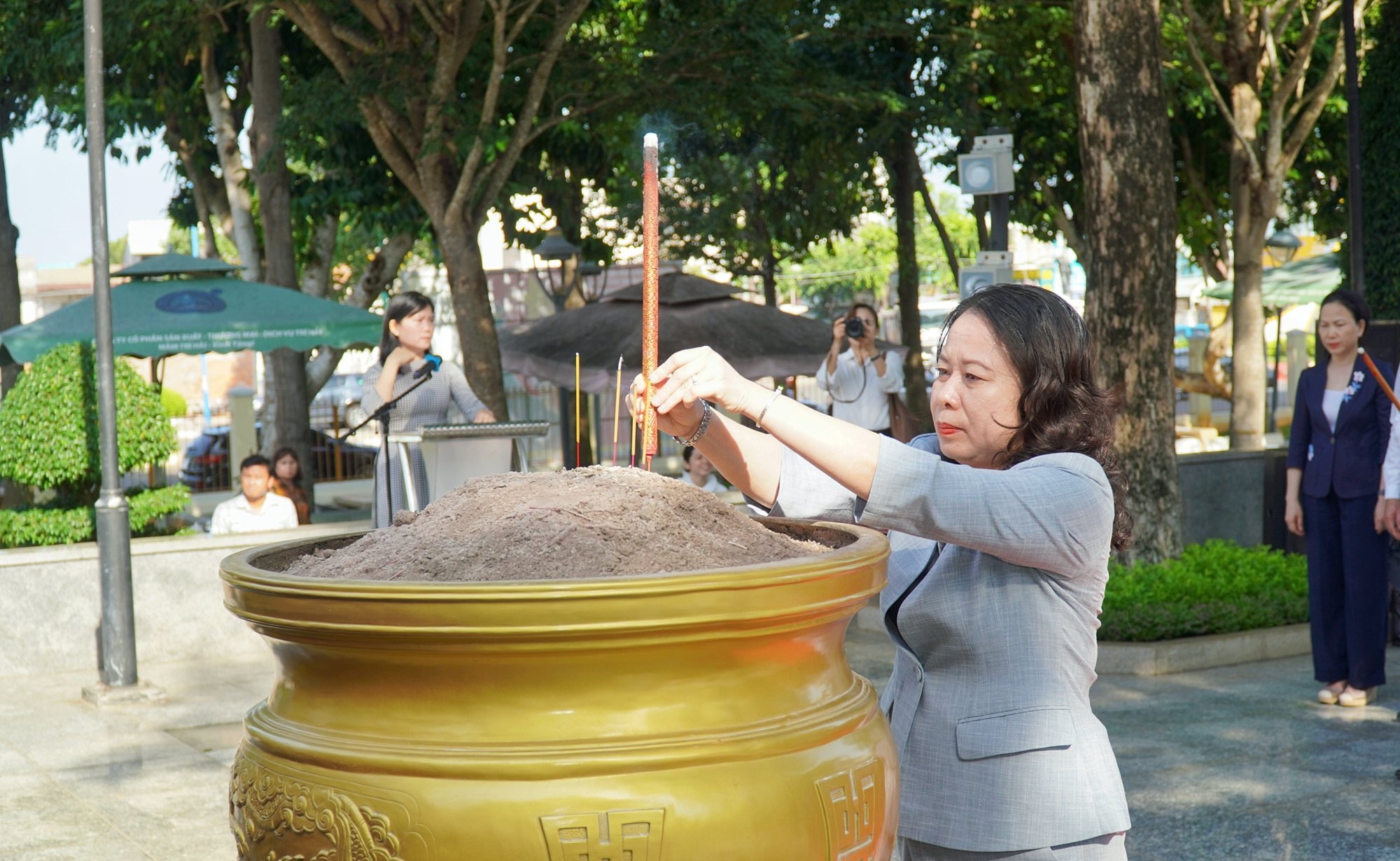 Ph&oacute; Chủ tịch nước V&otilde; Thị &Aacute;nh Xu&acirc;n tặng qu&agrave; gia đ&igrave;nh c&oacute; c&ocirc;ng, trẻ em c&oacute; ho&agrave;n cảnh kh&oacute; khăn- Ảnh 1.