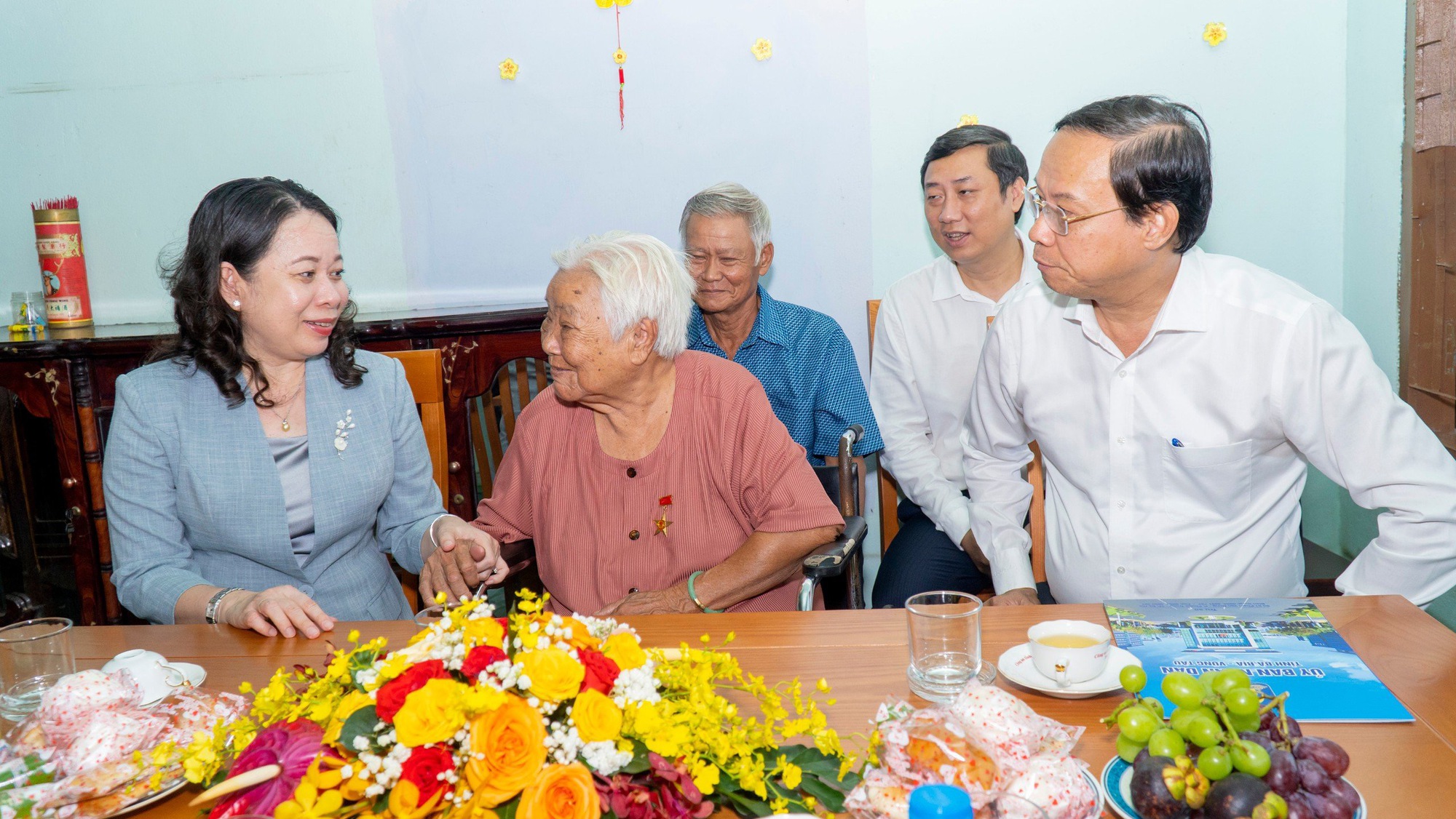 Ph&oacute; Chủ tịch nước V&otilde; Thị &Aacute;nh Xu&acirc;n tặng qu&agrave; gia đ&igrave;nh c&oacute; c&ocirc;ng, trẻ em c&oacute; ho&agrave;n cảnh kh&oacute; khăn- Ảnh 2.