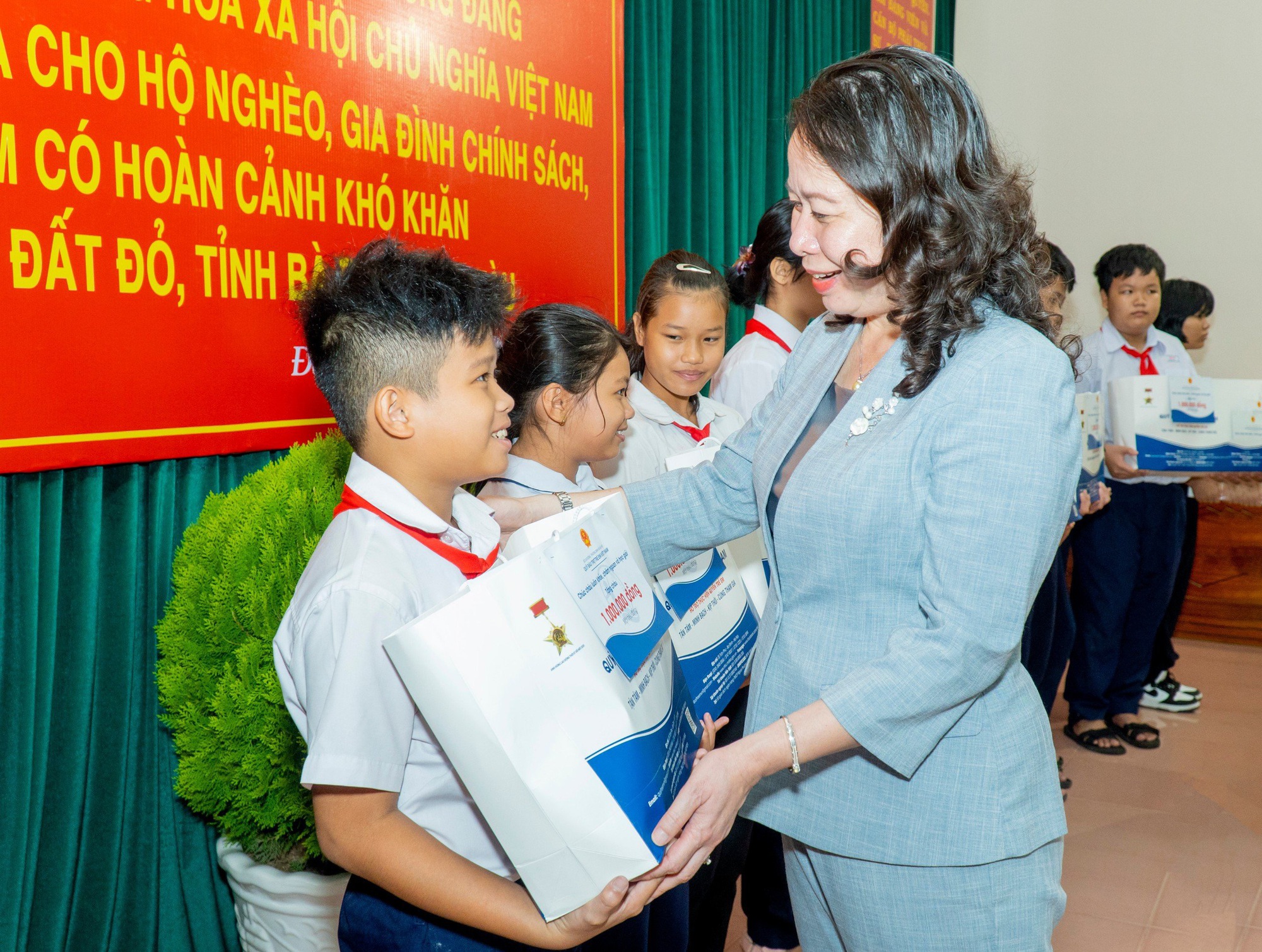 Ph&oacute; Chủ tịch nước V&otilde; Thị &Aacute;nh Xu&acirc;n tặng qu&agrave; gia đ&igrave;nh c&oacute; c&ocirc;ng, trẻ em c&oacute; ho&agrave;n cảnh kh&oacute; khăn- Ảnh 3.